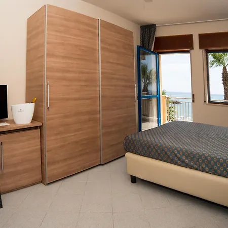 מלון Elihotel 4*